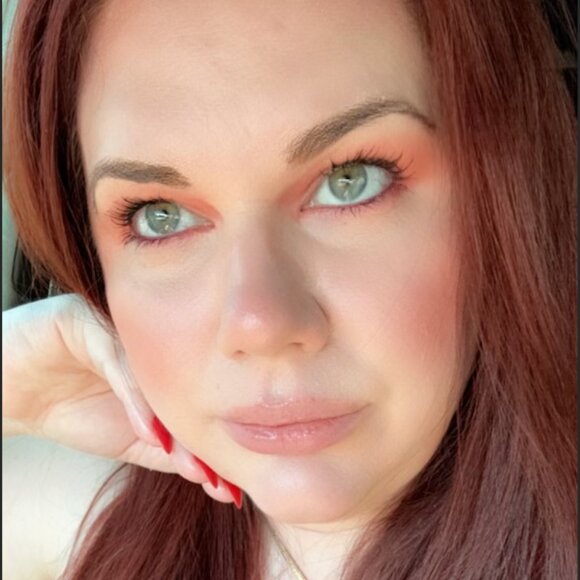 Meet your Posher, Caitlin - Picture 2 of 2